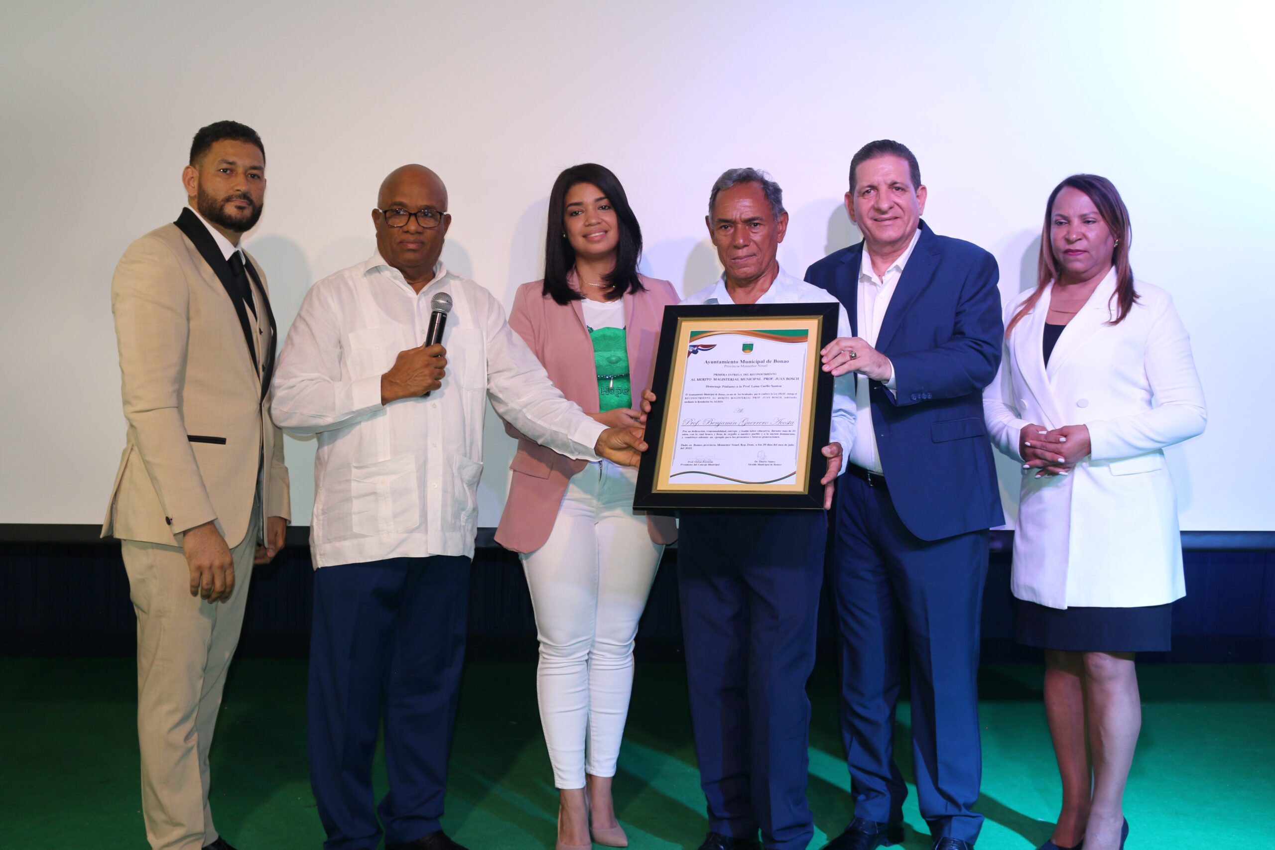 Ayuntamiento de Bonao entrega premio al Mérito Magisterial a 12 profesores destacados