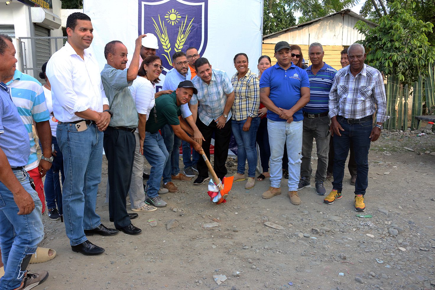 Alcalde Eberto Núñez ejecuta intenso programa de construcción de aceras y contenes en distintos barrios y comunidades de Bonao