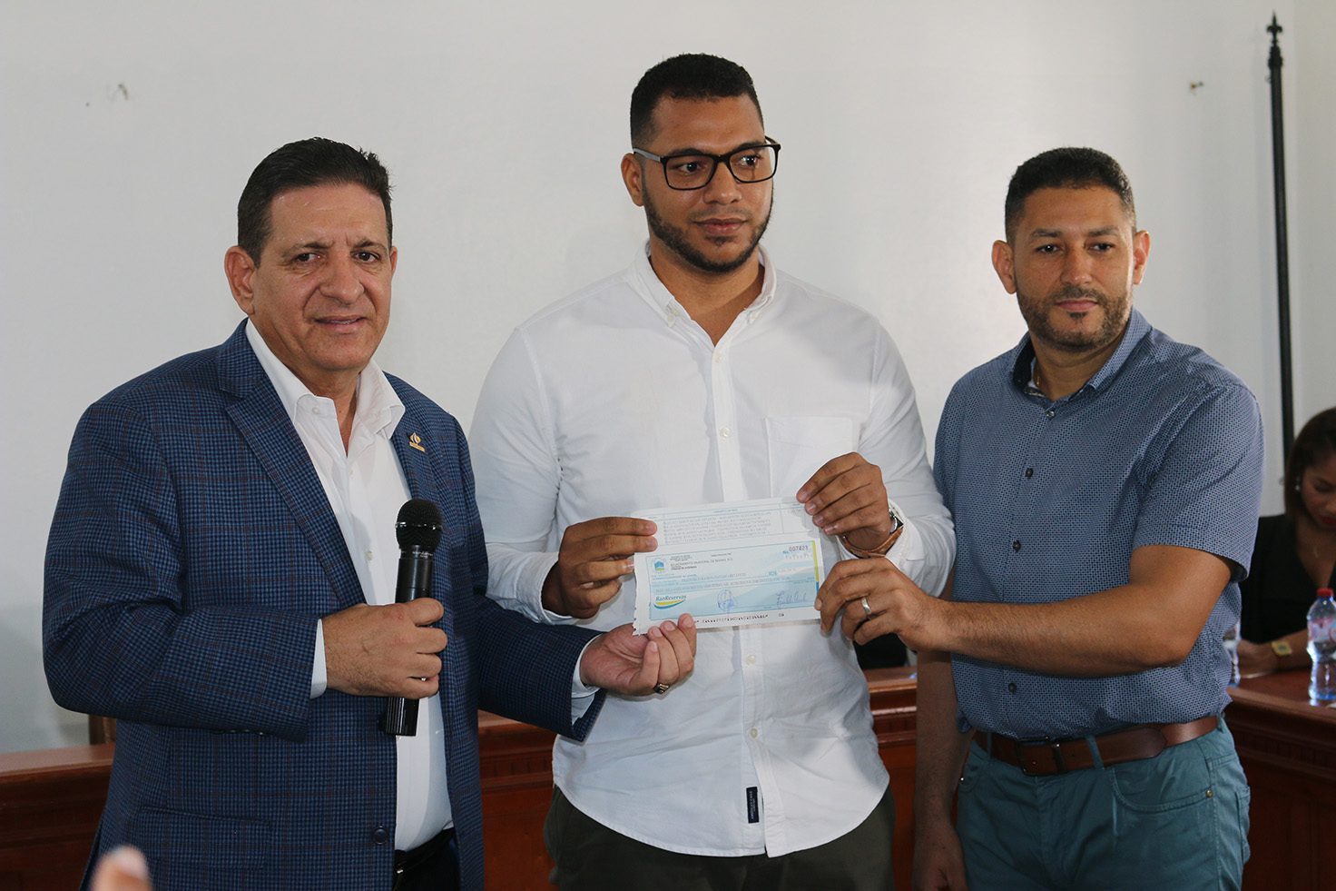 Alcalde Eberto Núñez encabeza histórico acto de entrega de cheques a ingenieros para la construcción de aceras y contenes en Bonao