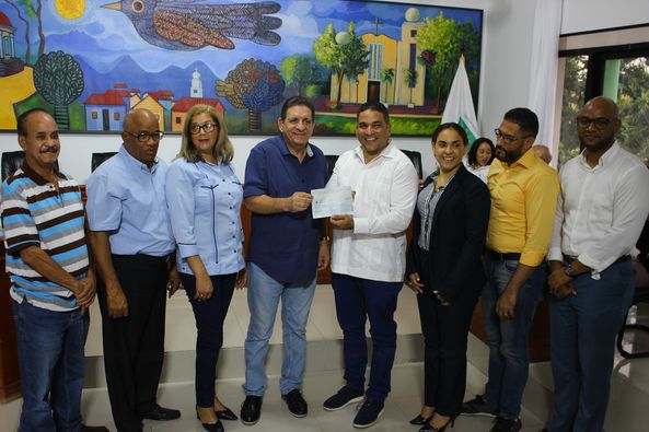 Alcalde Eberto Núñez entrega cheque por más de 25 millones de pesos a empresa para la construcción del nuevo mercado público de Bonao