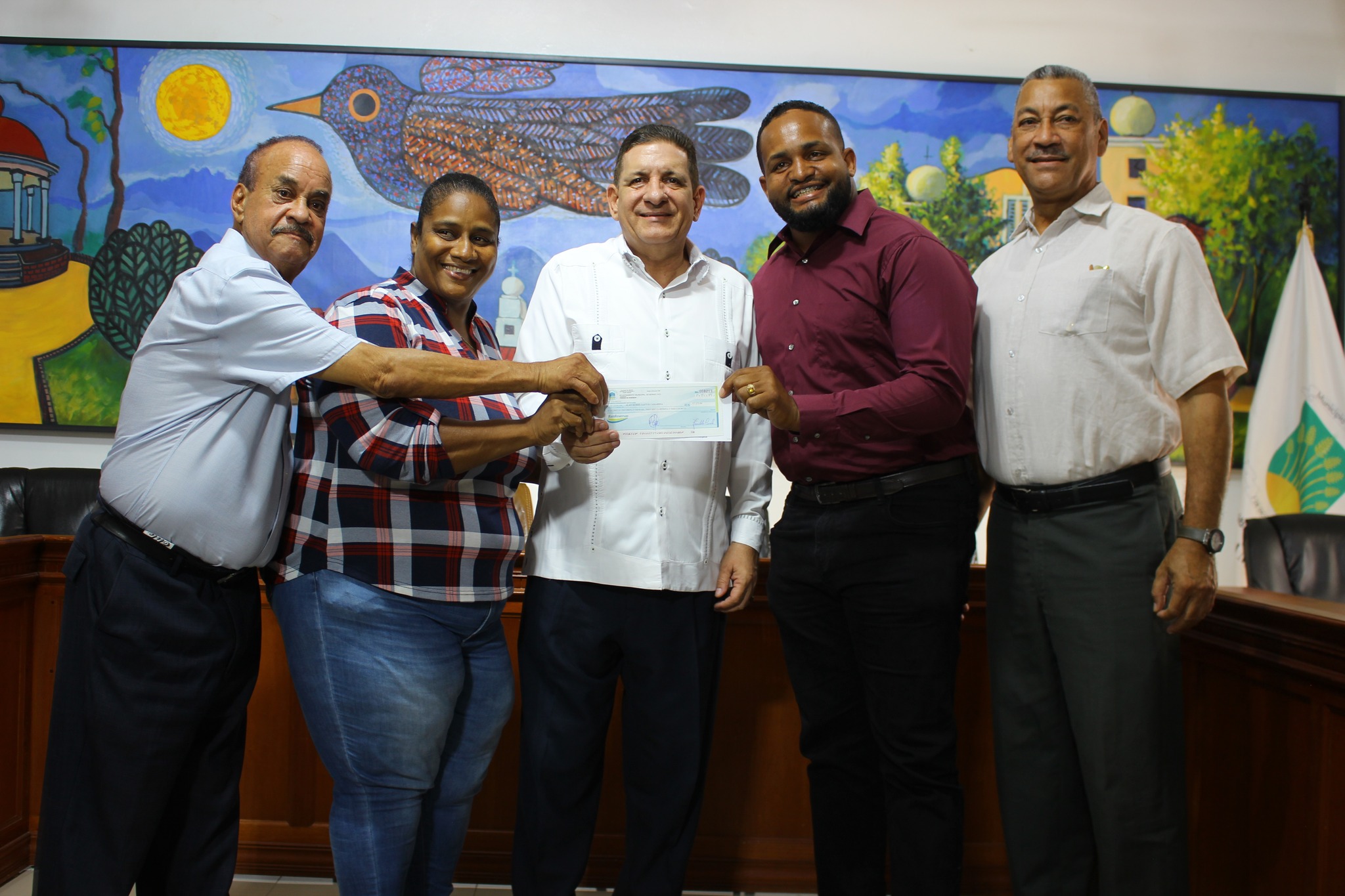 Alcalde Eberto Núñez entrega cheques para iniciar nuevas obras del presupuesto participativo 2023 en diferentes barrios de Bonao