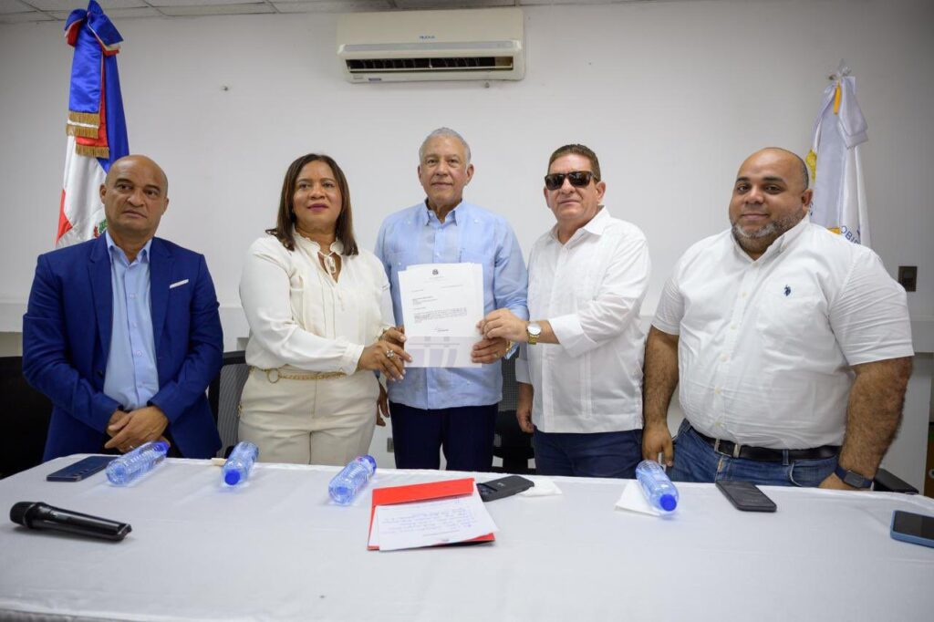 Ministro de la Presidencia entrega fondos para la terminación del moderno Mercado Público de Bonao