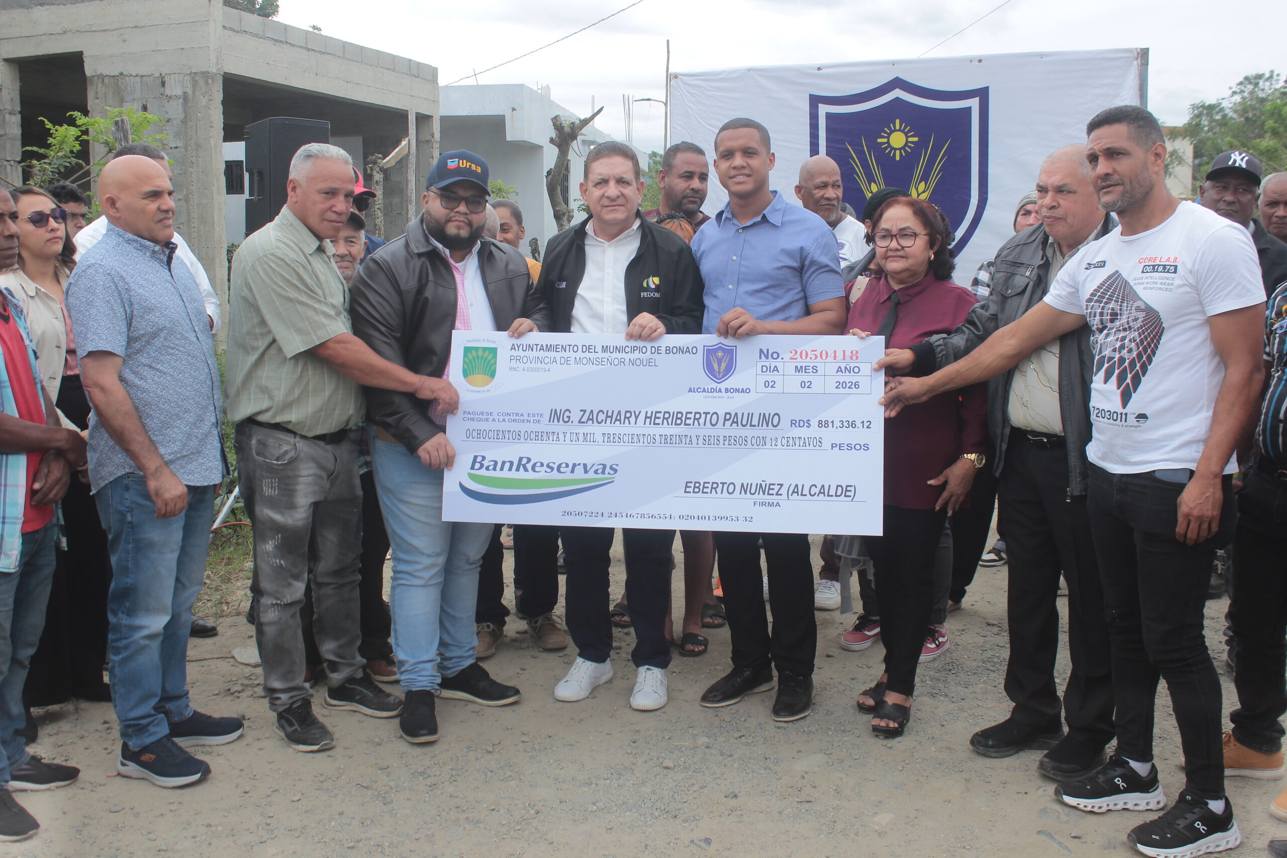 Alcalde Eberto Núñez encabeza acto primer picazo para construcción de contenes en el barrio Los Claveles de Bonao