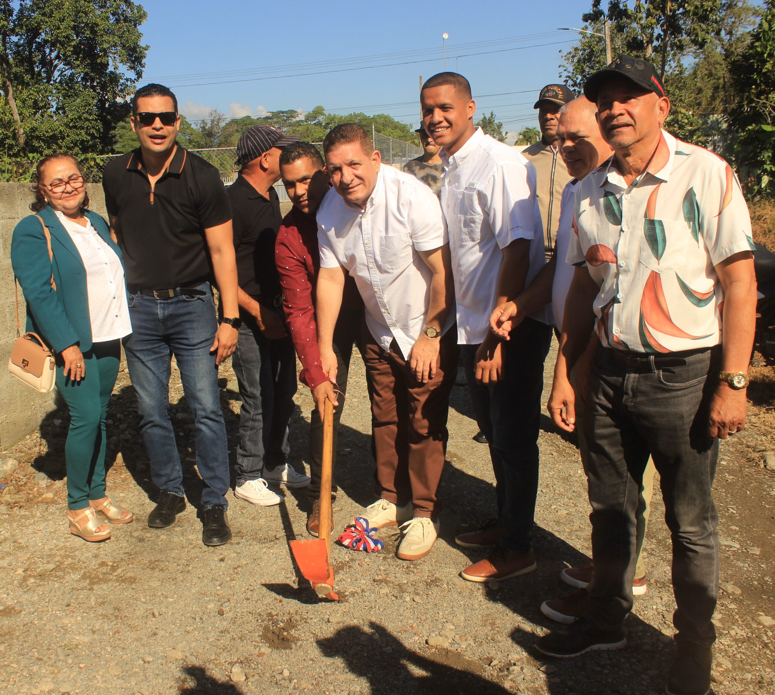 Alcalde Eberto Núñez deja iniciados trabajos de construcción de contenes en el Barrio Marino Montás en Bonao