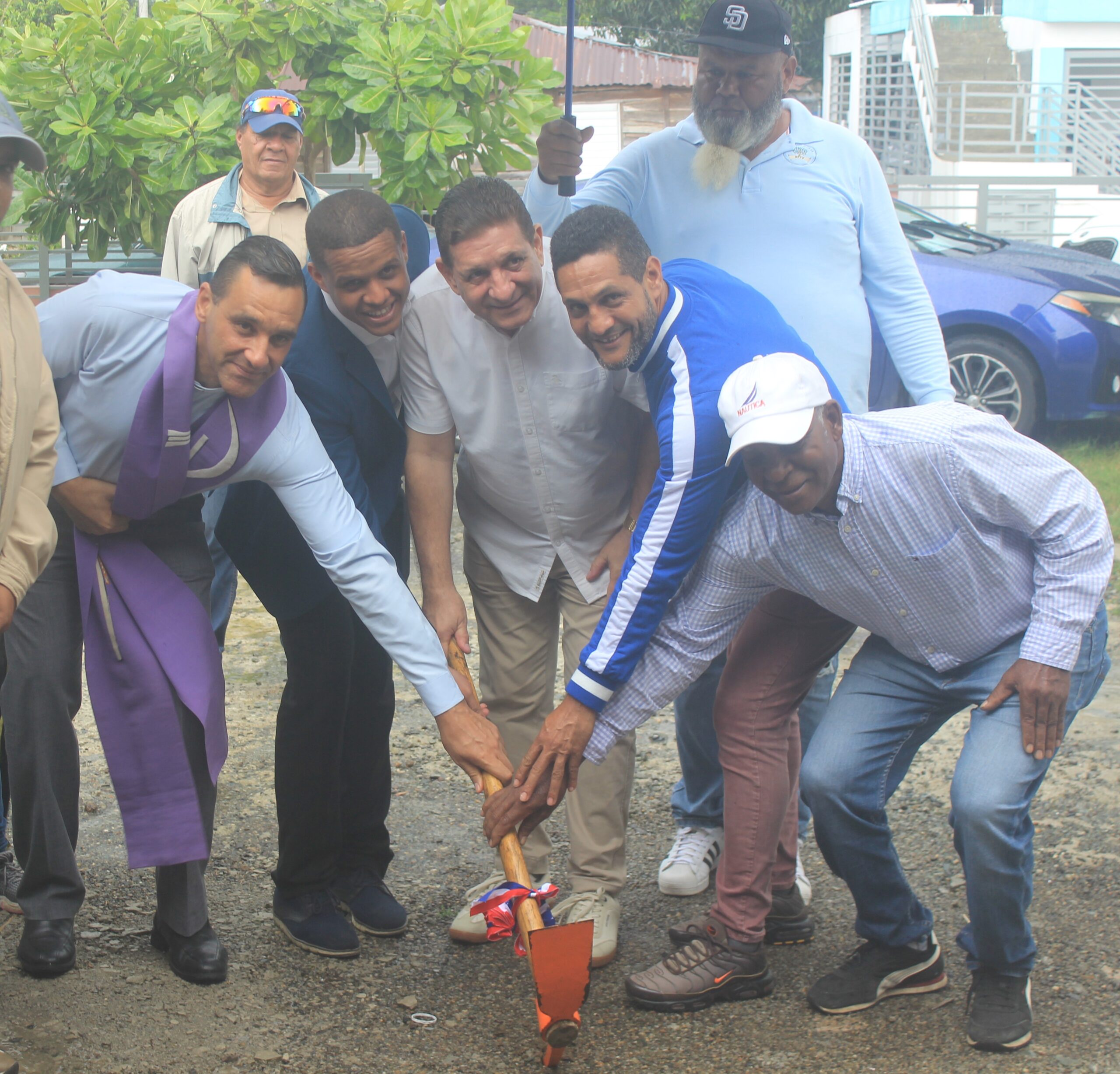 Alcalde Eberto Núñez da primer picazo para construcción de 5,000 metros de contenes en sector Geno de Bonao