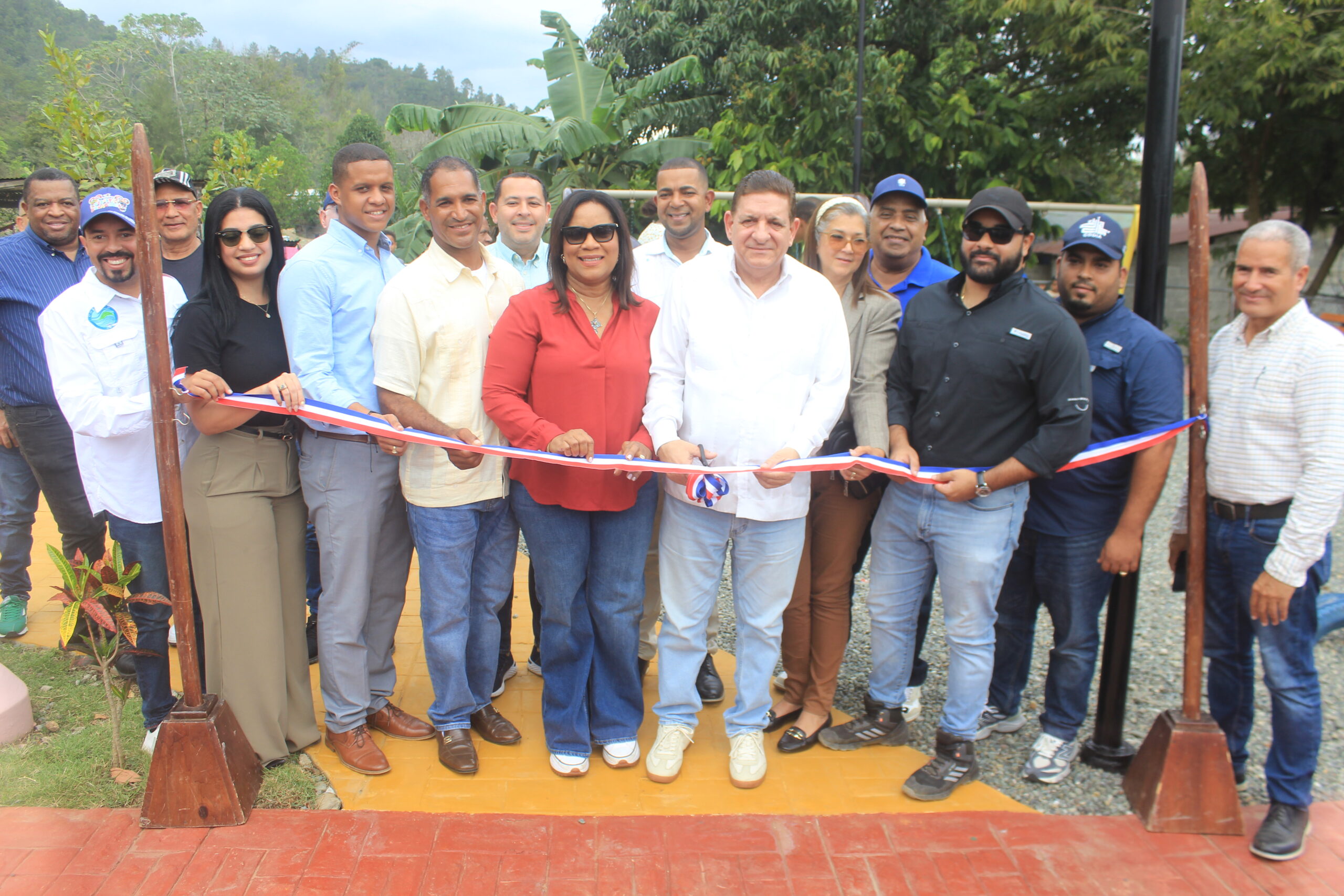 Alcalde Eberto Núñez inaugura parque mixto en la comunidad de Rancho Nuevo de Bonao