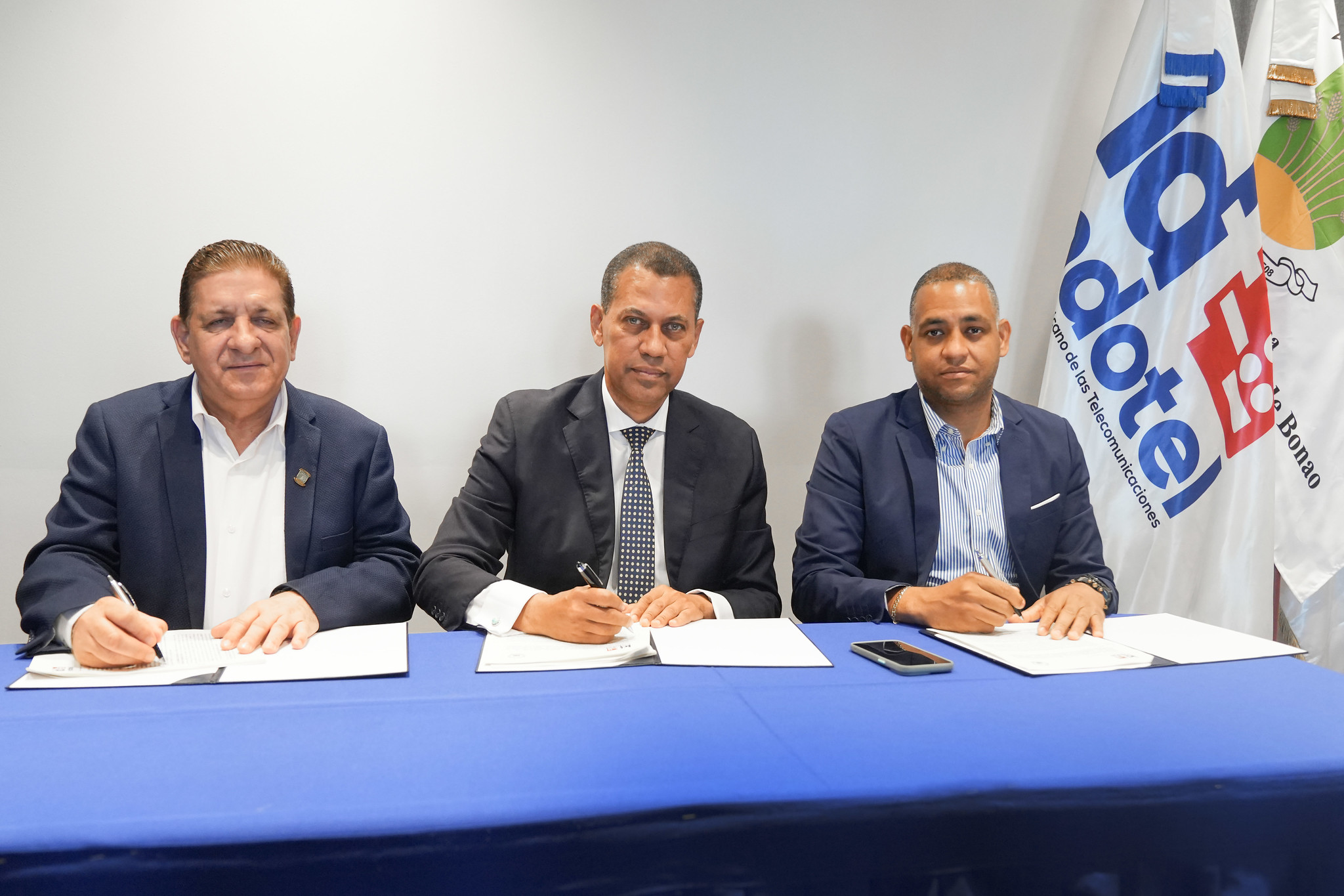 Indotel firma acuerdos para medir indicadores de ciudades inteligentes en Bonao y San Pedro de Macorís  